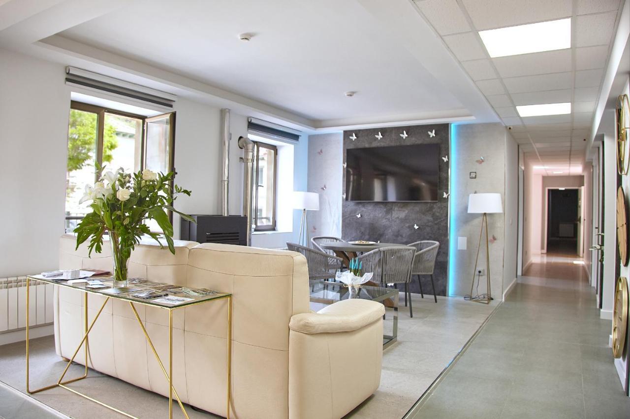 La Pola de Gordon Hostal Fontanan מראה חיצוני תמונה