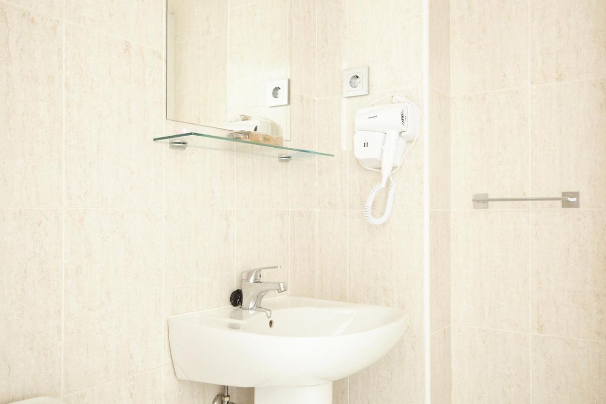 La Pola de Gordon Hostal Fontanan מראה חיצוני תמונה